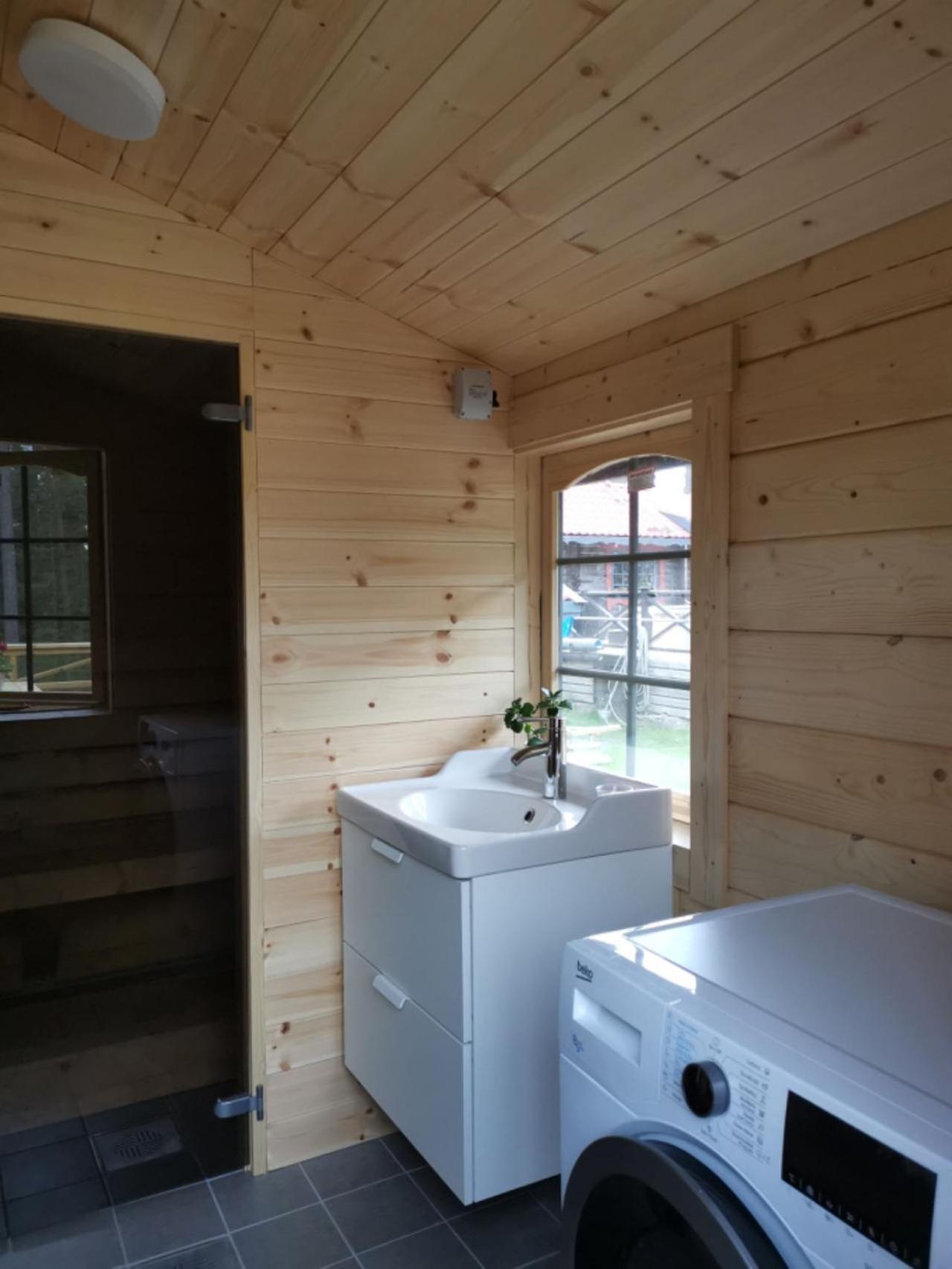 Timber With Jacuzzi And Sauna Near Vaenern Gjestgiverier Karlstad