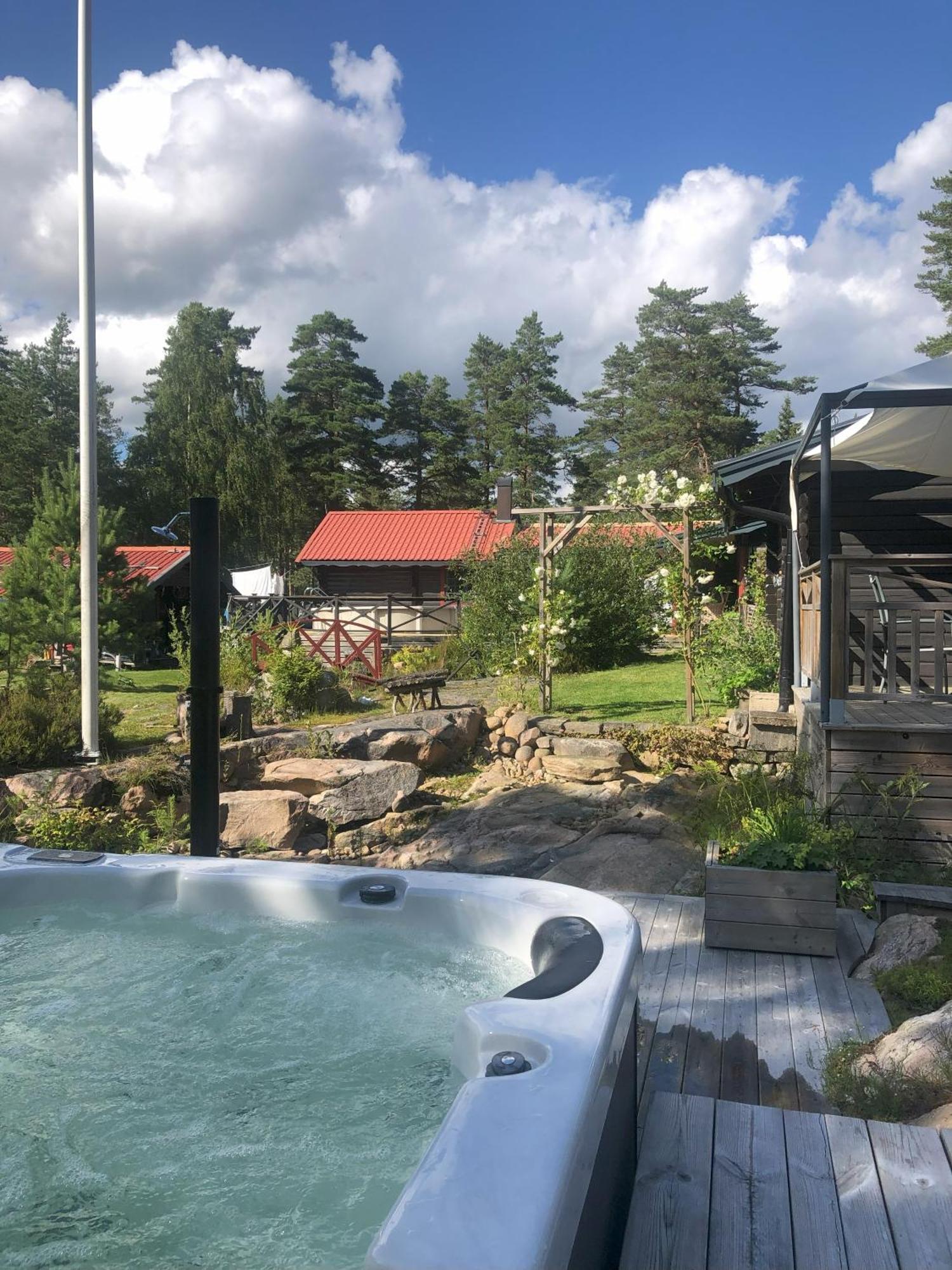 Gjestgiverier Timber With Jacuzzi And Sauna Near Vaenern *
